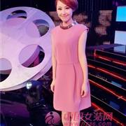 朱奕静着Jessica粉色连衣裙主持《电影大咖秀》