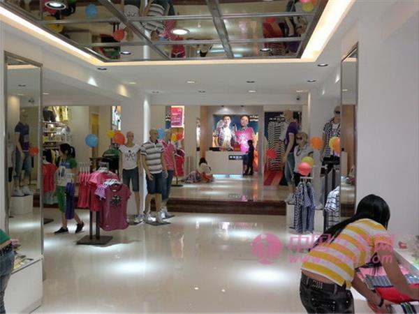 潮流前线女装店铺展示