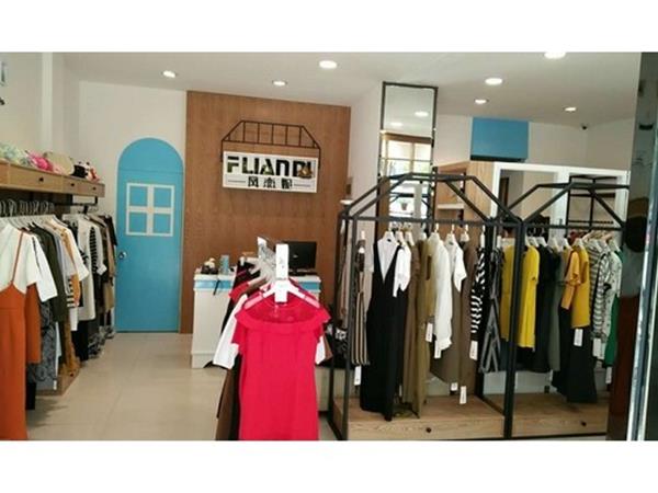 凤恋妮女装店铺展示