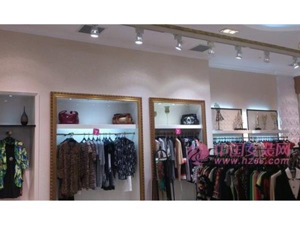 厚福黛儿女装店铺展示