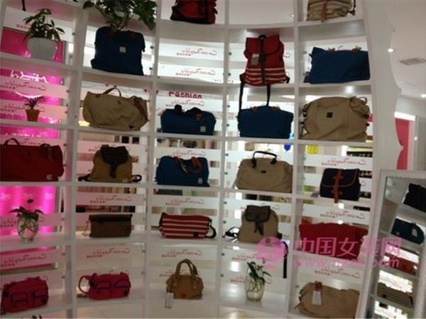 帆布共和国女装店铺展示