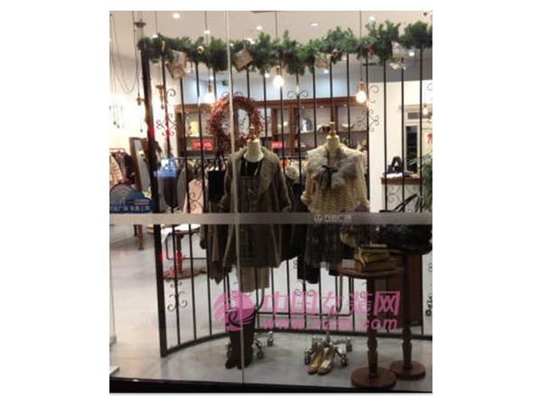 摩妃儿女装店铺展示