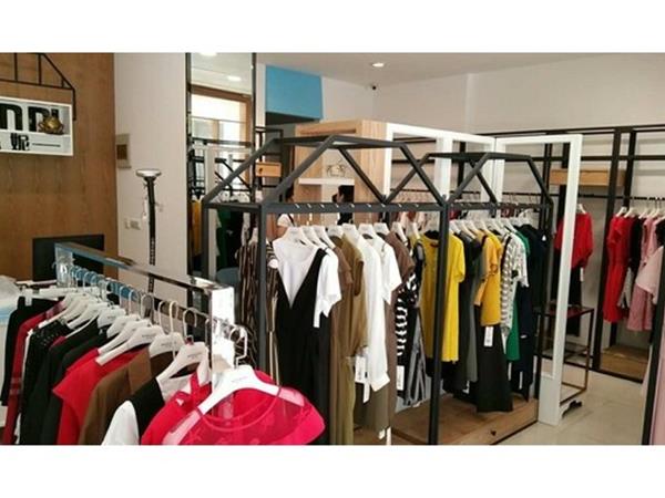 凤恋妮女装店铺展示
