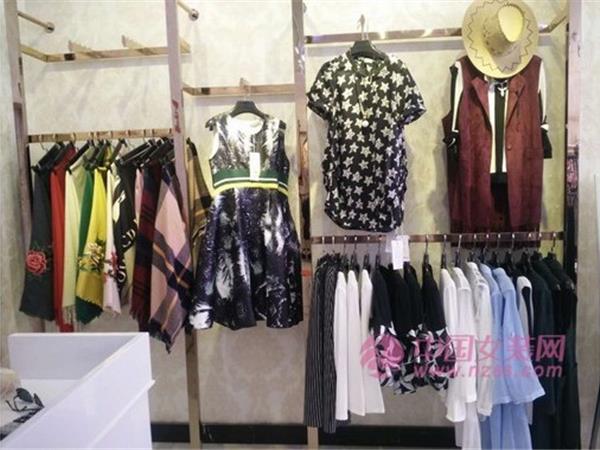 正品仓女装店铺展示