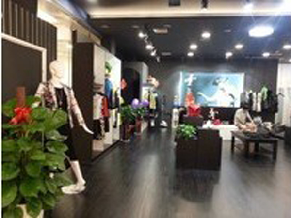 JOHN TAILOR女装店铺展示