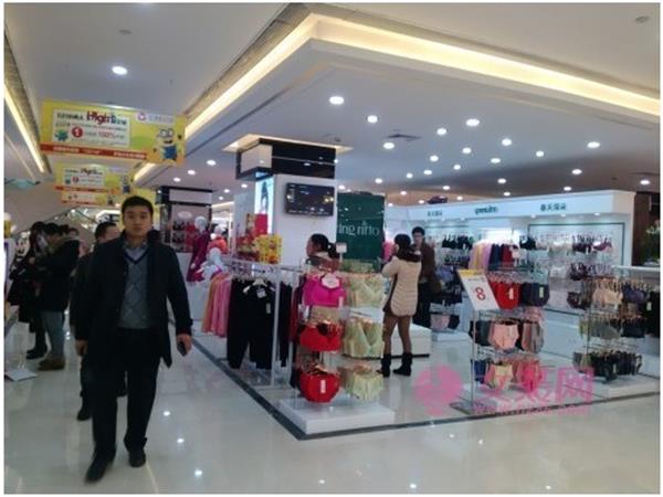 春天瑞朵女装店铺展示