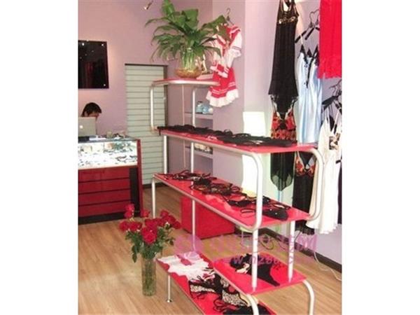 风彩依旧女装店铺展示