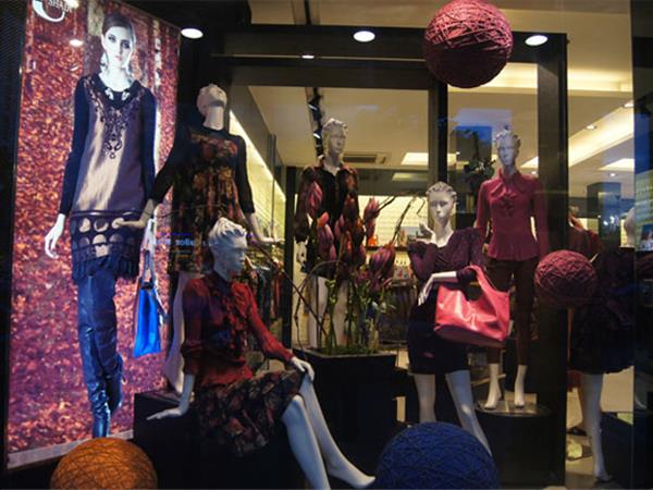 UEN SHADI女装店铺展示