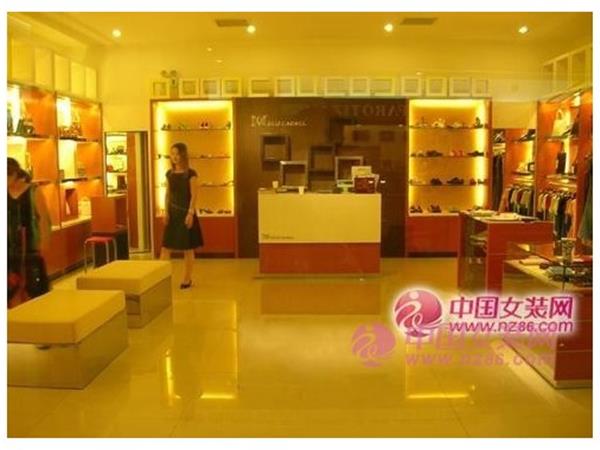 美珂欧兰女装店铺展示