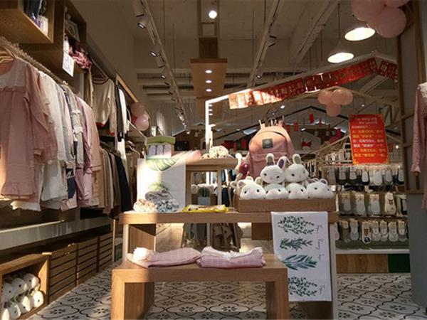 花季的故事女装店铺展示
