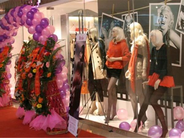 曼諾比菲女裝店鋪展示