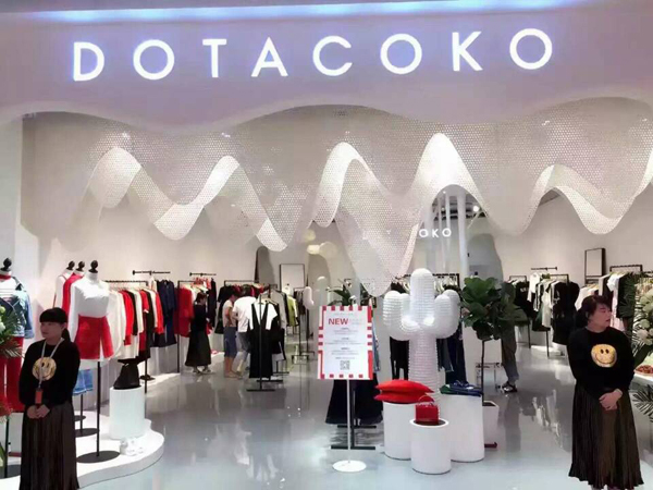 帛可女装店铺展示