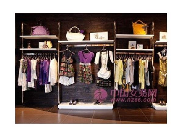 依诗秋女装店铺展示