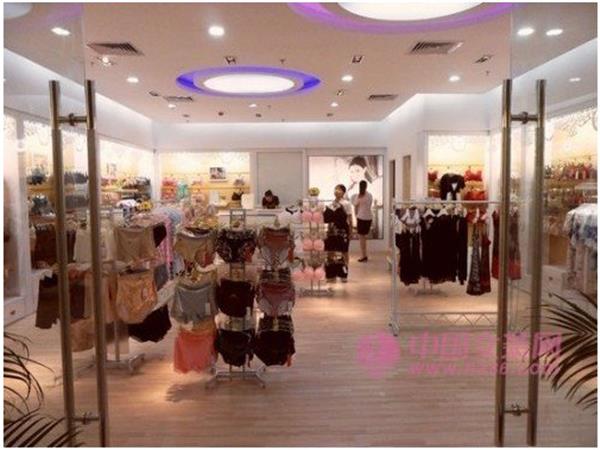 随尔美女装店铺展示