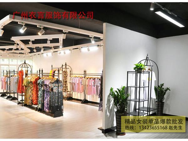 曼图菲女装店铺展示