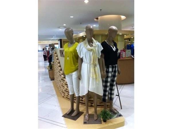 缔雅诗女装店铺展示