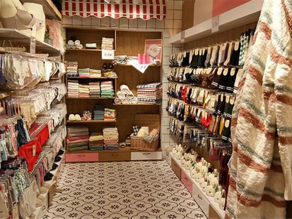 花季的故事女装店铺展示