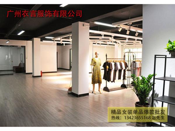 曼图菲女装店铺展示