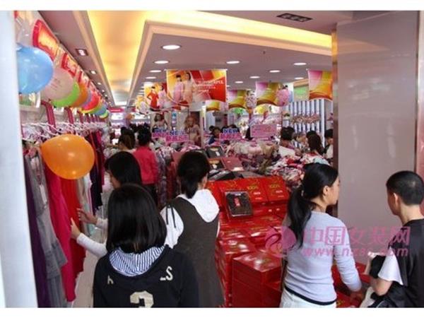 100% 感觉女装店铺展示