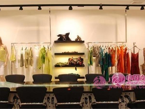意大利卡沃女装店铺展示