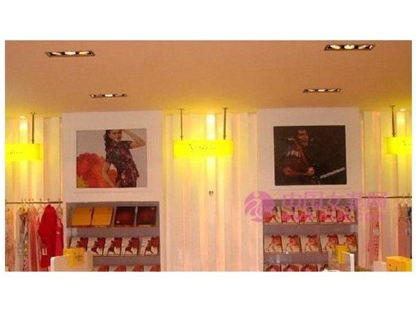 英第爱纳女装店铺展示