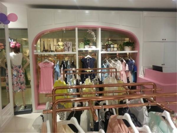 六未女裝店鋪展示