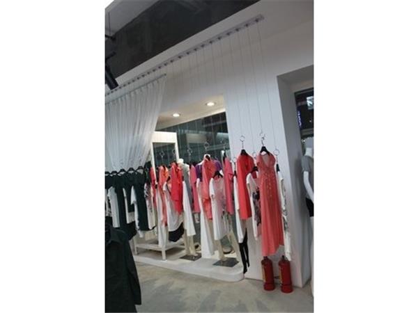瑶利安绮女装店铺展示
