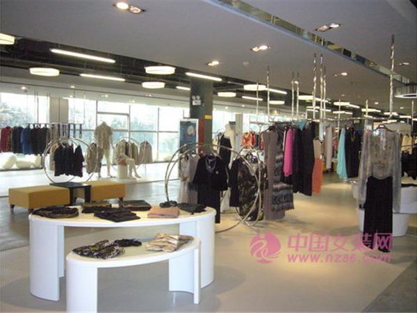 丝绸世界女装店铺展示
