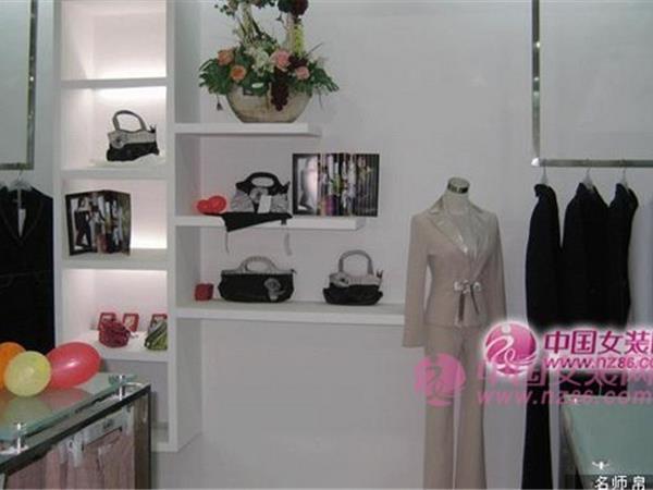 名师帛女装店铺展示
