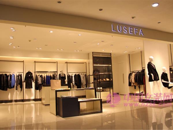 路施华女装店铺展示