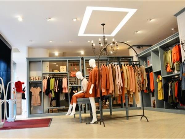 雪凡妮女裝店鋪展示