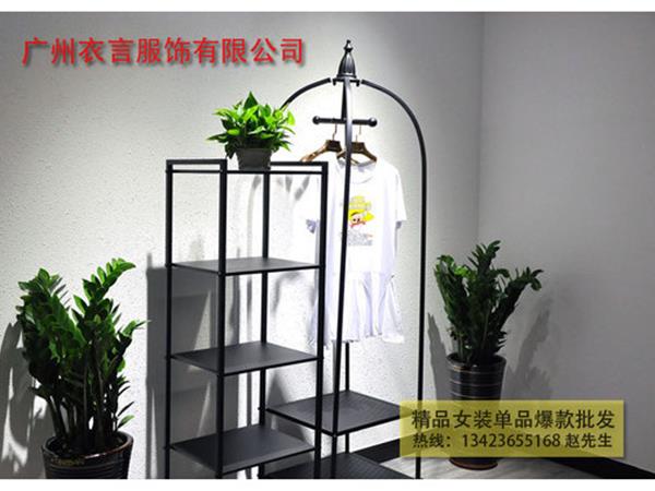 曼图菲女装店铺展示