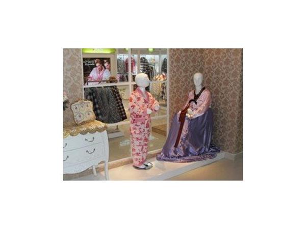 安之伴女装店铺展示