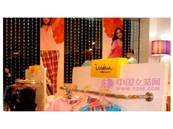 英第爱纳女装店铺展示