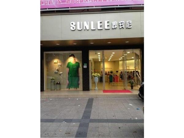 思安尼女装店铺展示