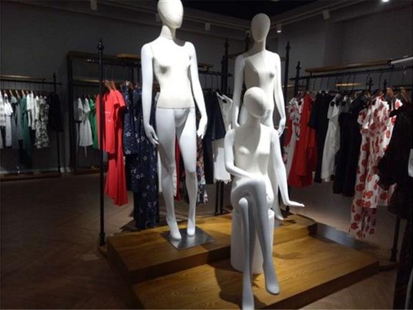 百佑女装店铺展示