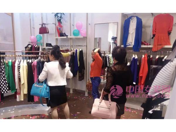 晨芙女装店铺展示