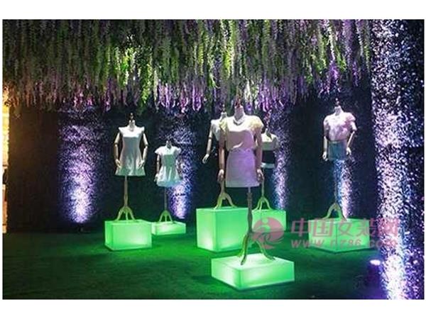 质感女装店铺展示