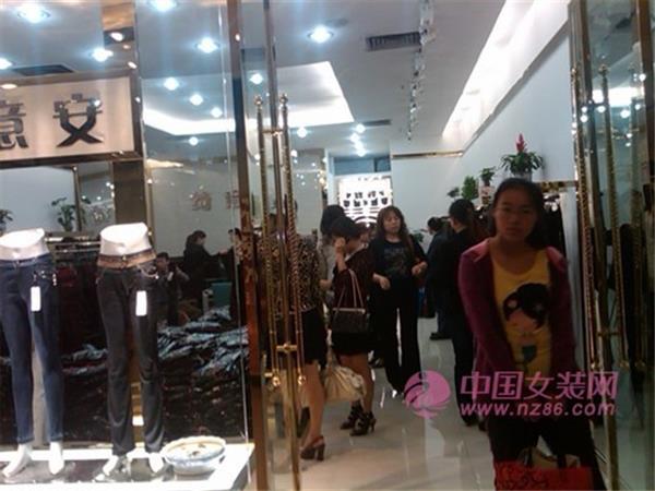 绮意安女装店铺展示