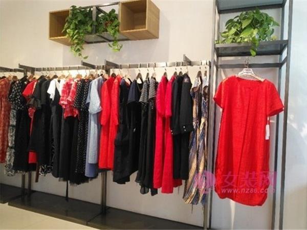 领宏国际女装店铺展示