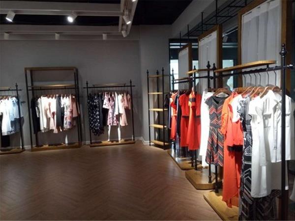 百佑女装店铺展示