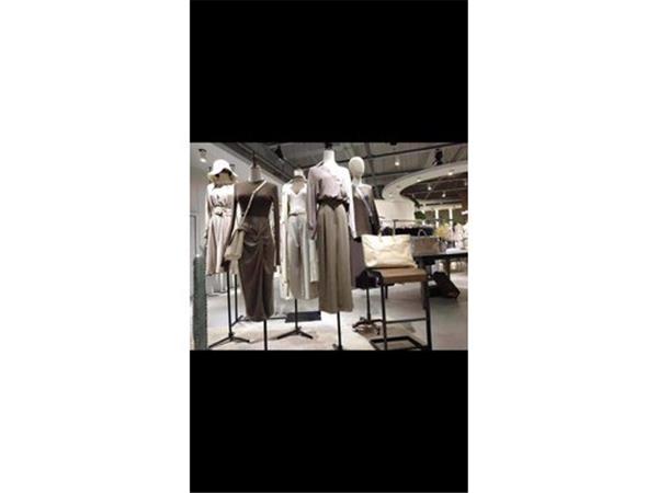 迈凯西威女装店铺展示