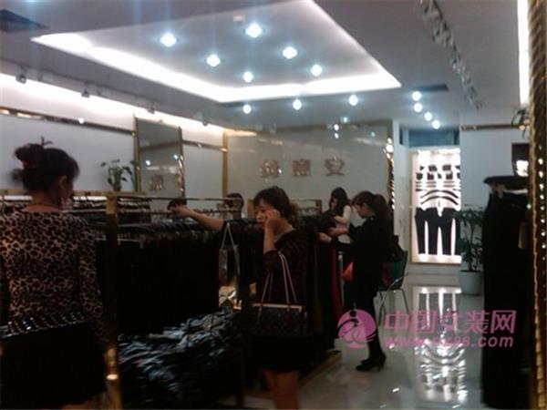 绮意安女装店铺展示