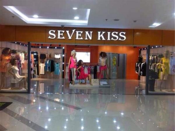 七吻女装店铺展示
