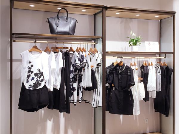 創(chuàng)迎服飾女裝店鋪展示