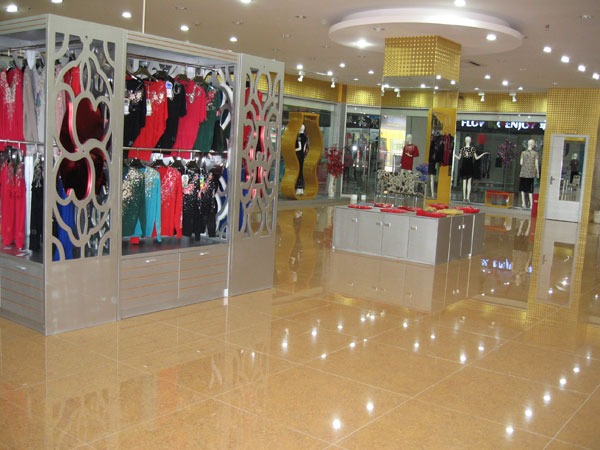圣地亚SANTIA女装店铺展示