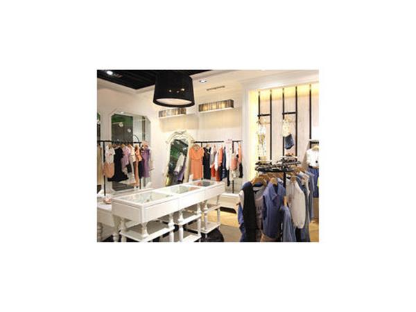 衣玖芭衫女装店铺展示