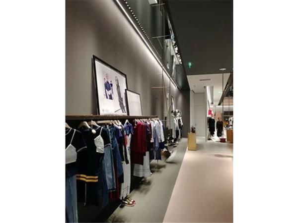 1WOR女装店铺展示