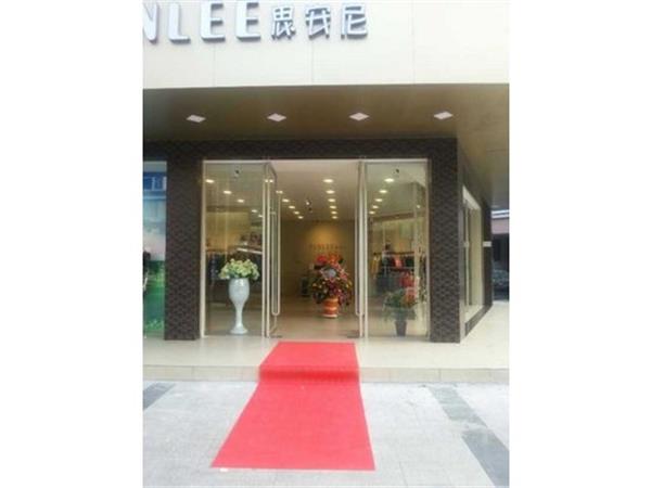 思安尼女装店铺展示