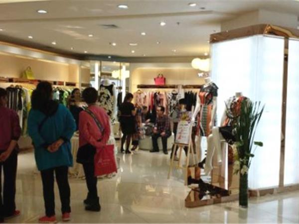 白翎风采女装店铺展示